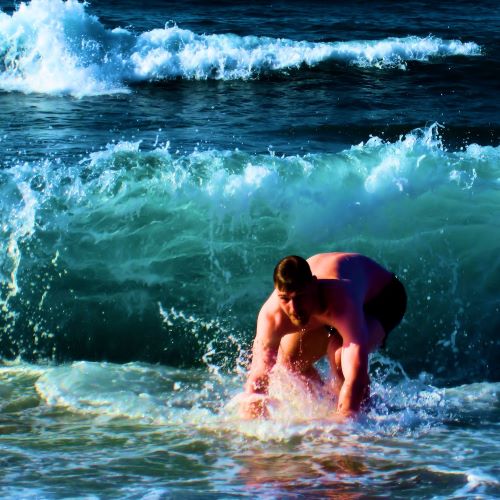 Riku Kajasilta surfing